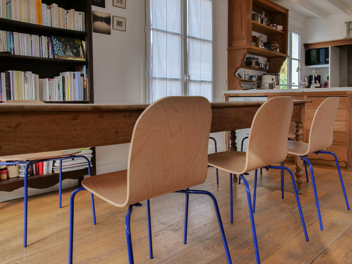 chaise avec pied bleu