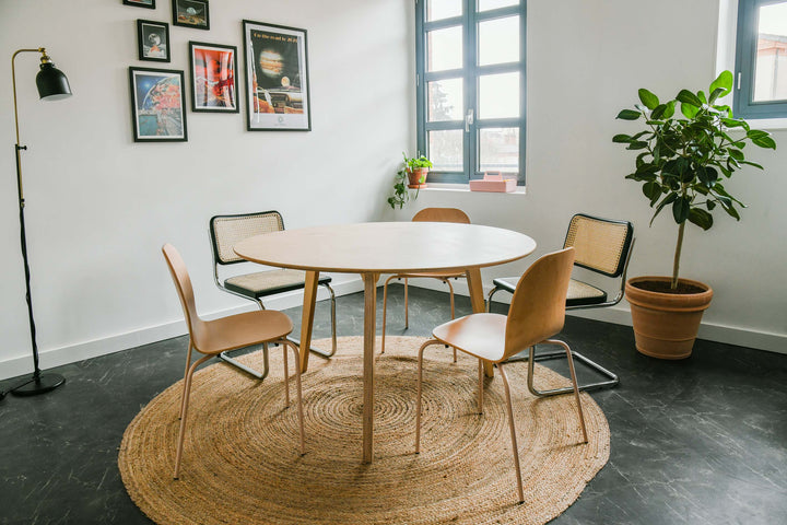 chaise en bois avec pied noir