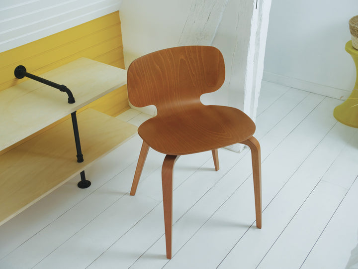 chaise en hêtre teinté