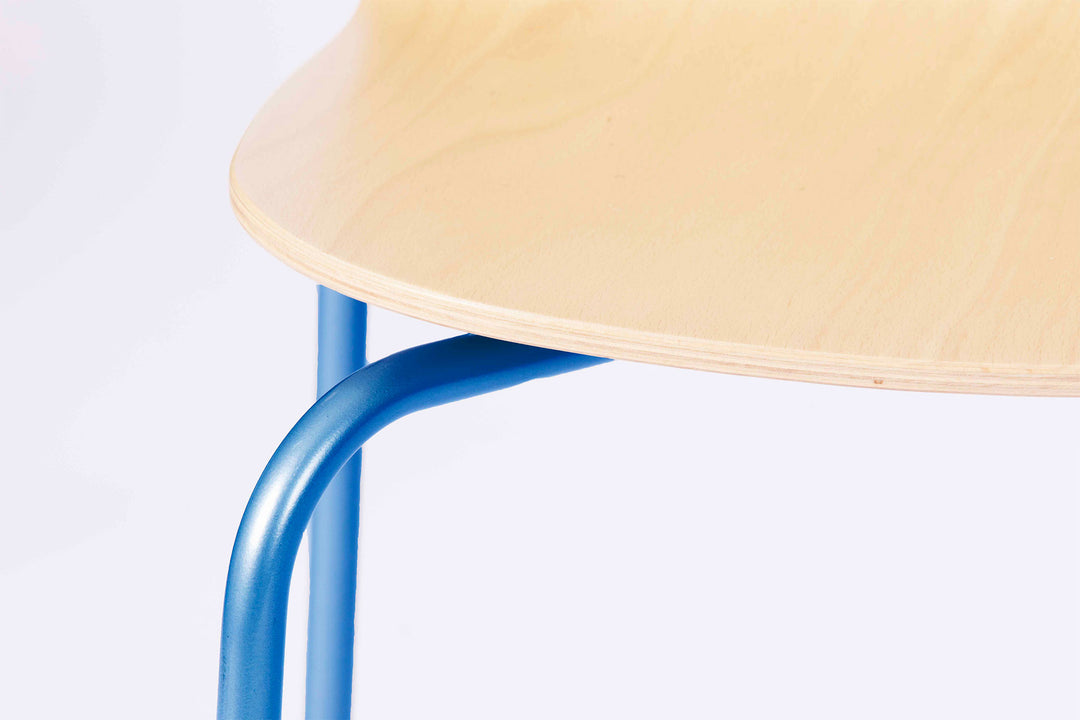 chaise avec pied bleu