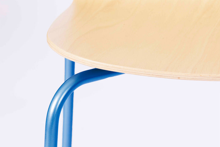 chaise avec pied bleu