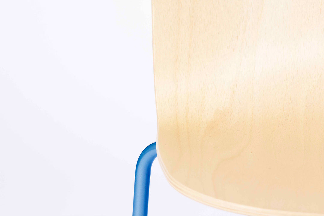 chaise avec pied bleu