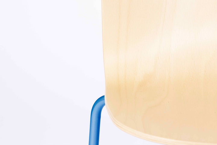 chaise avec pied bleu