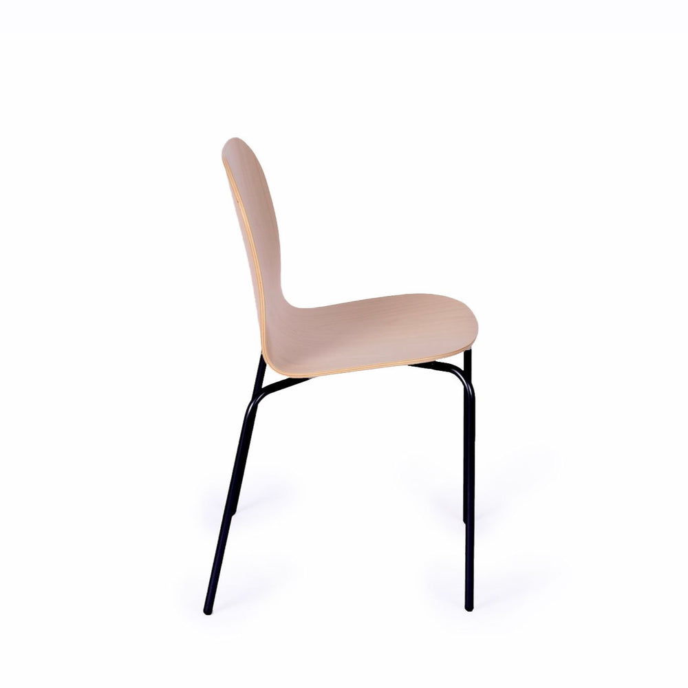 chaise en bois avec pied noir