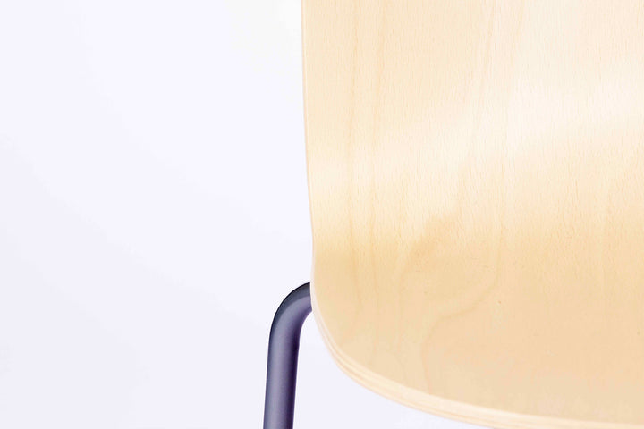 chaise en bois avec pied noir