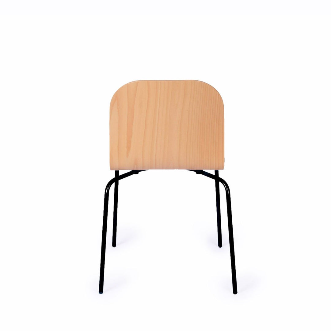 chaise en bois avec pied noir