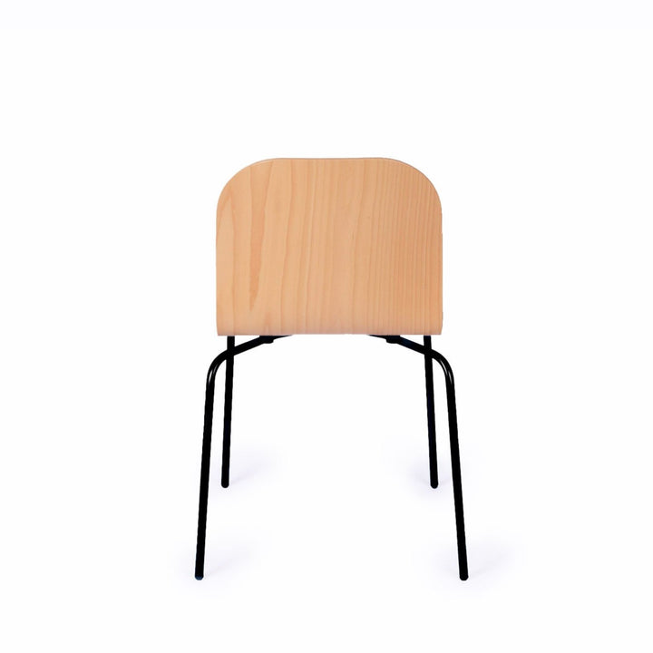 chaise en bois avec pied noir