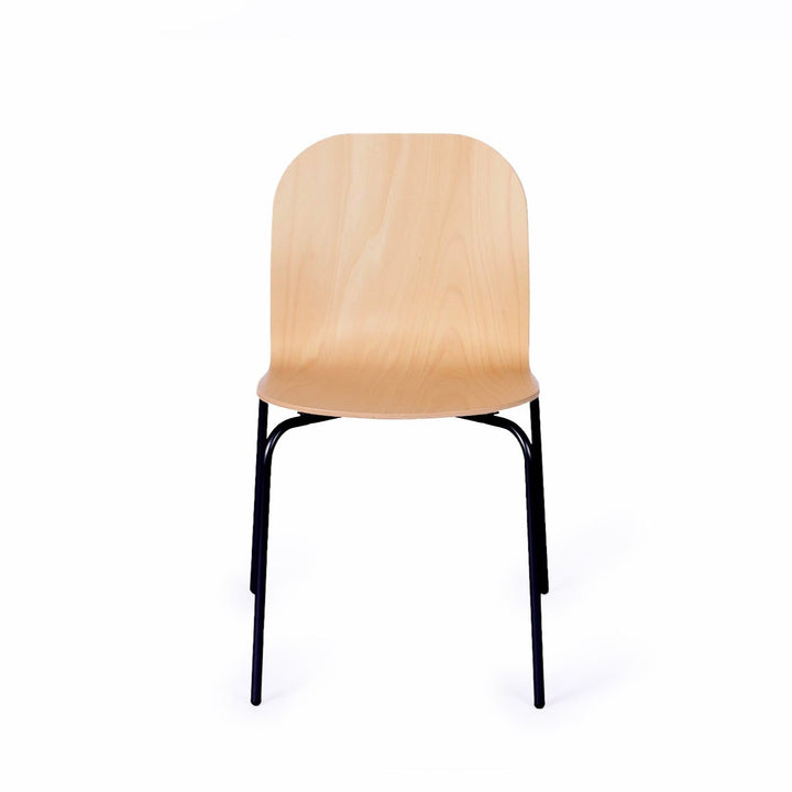 chaise en bois avec pied noir