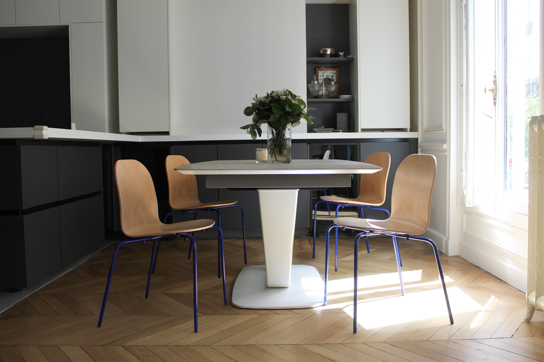 chaise avec pied bleu