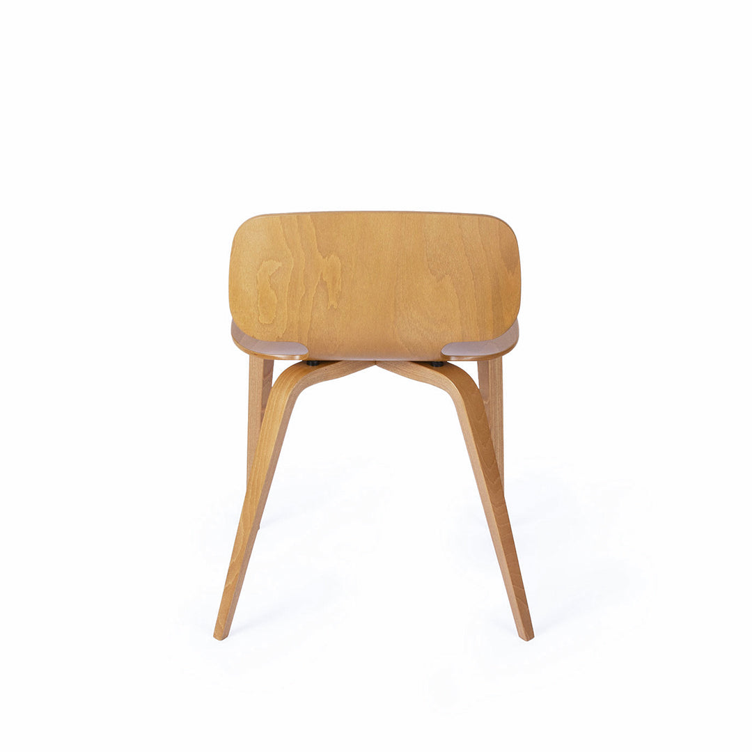 chaise en hêtre teinté