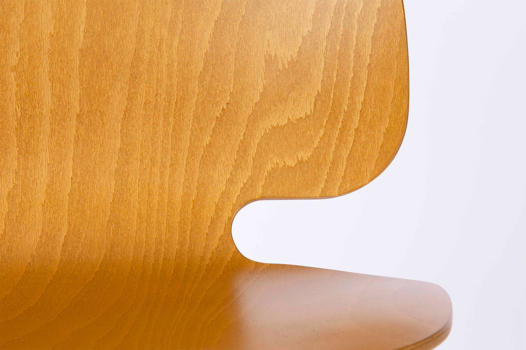 chaise en hêtre teinté