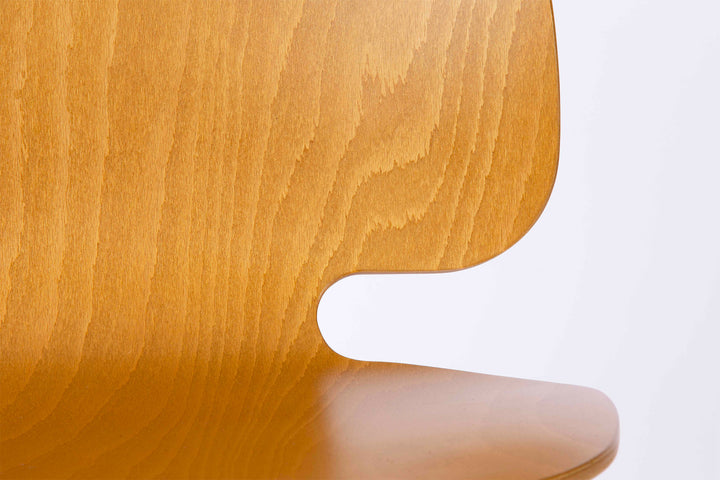 chaise en hêtre teinté