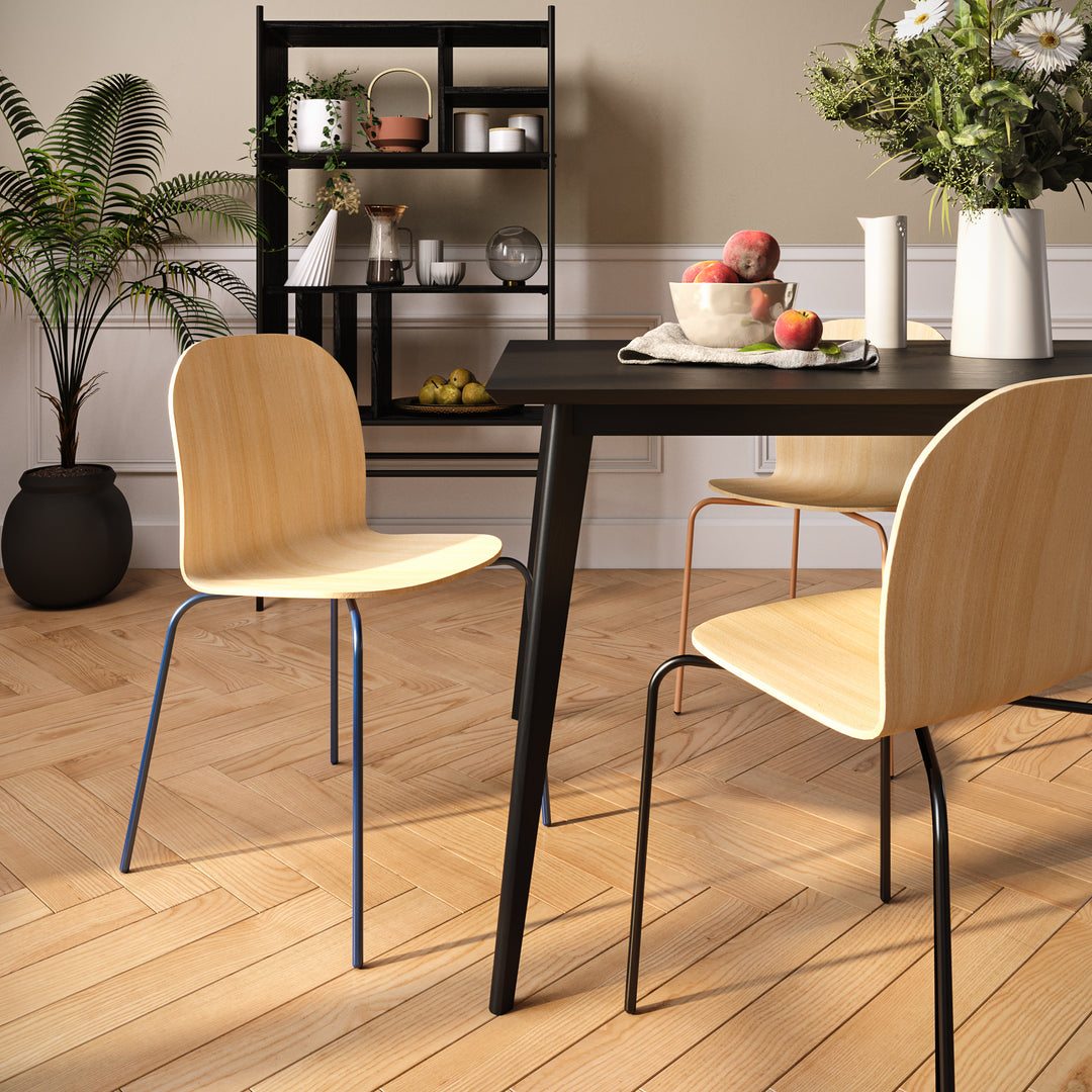 chaise en bois avec pied noir